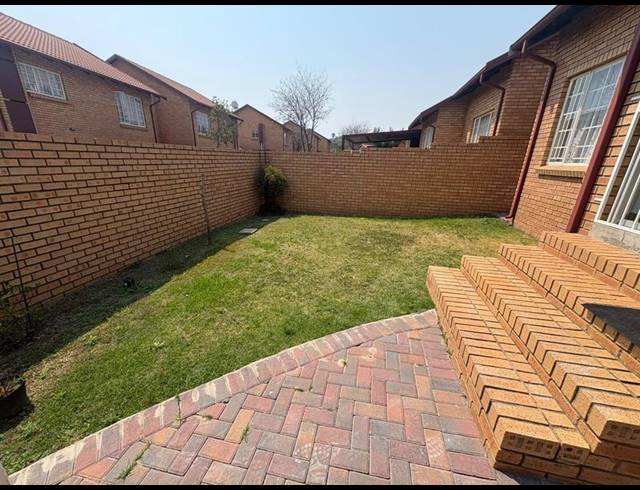 2 BEDROOM TOWNHOUSE FOR SALE IN ROOIHUISKRAAL